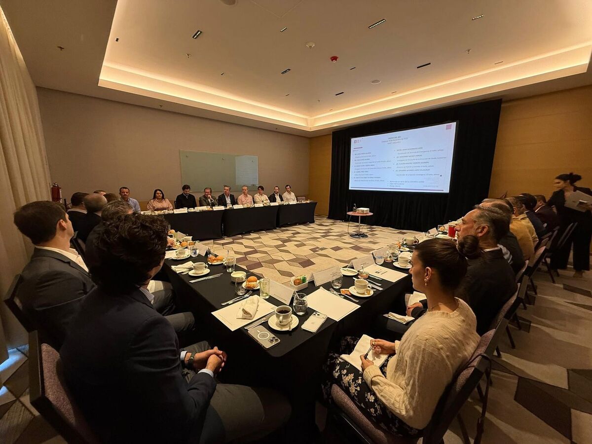 Mesa de trabajo con la Asociación de Desarrolladores Inmobiliarios. (Cortesía)