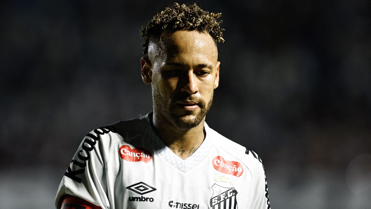 Neymar pasó de héroe a villano al marcar y cometer un penal en el empate de Santos ante Mirassol (Reuters)