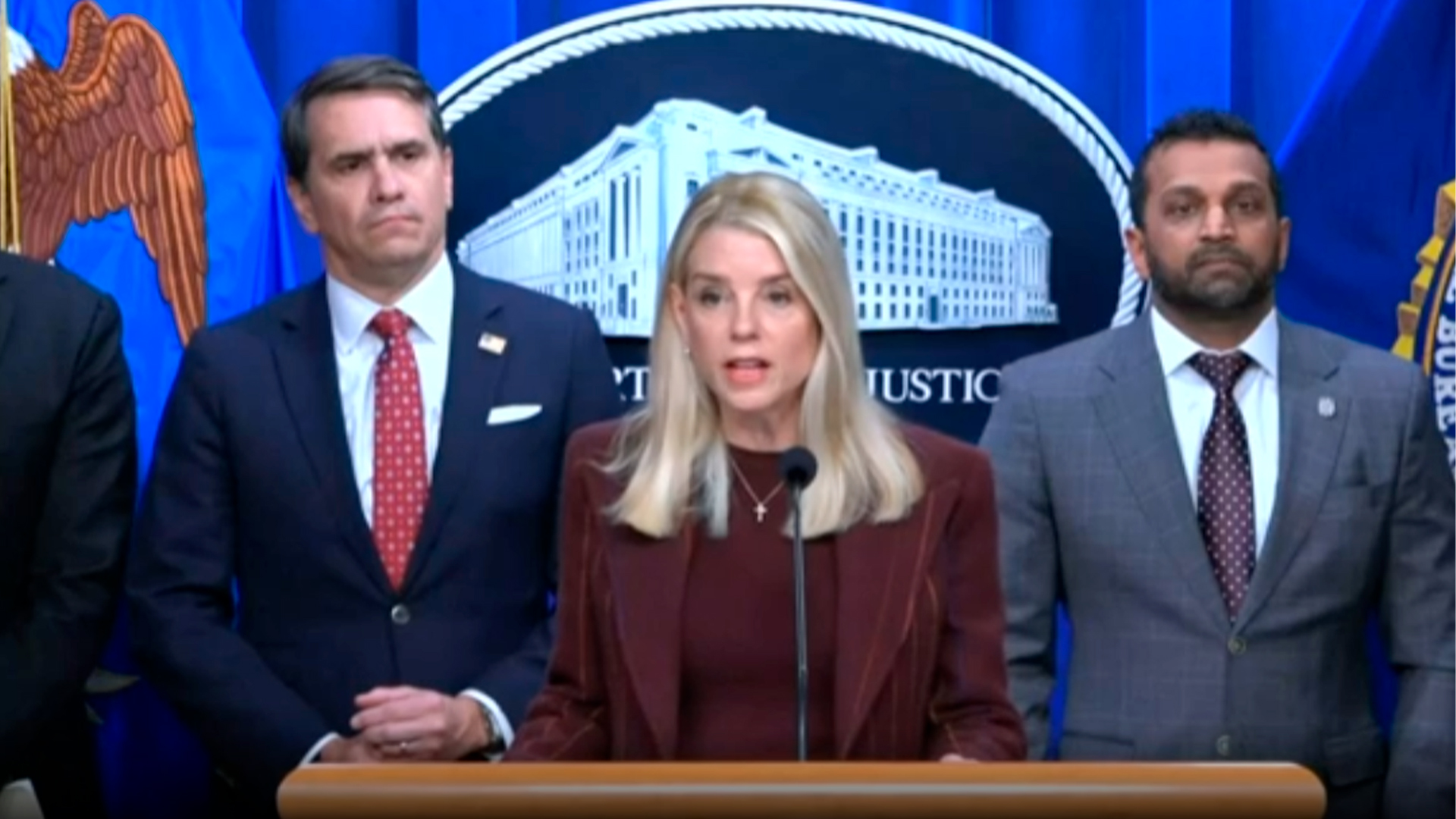 Pam Bondi ofrece conferencia de prensa como fiscal general de EU