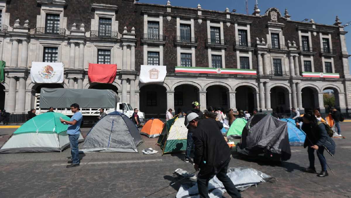 El plantón se instaló un día antes de la celebración por el desfile del 20 de noviembre. Foto: (Tania Contreras)