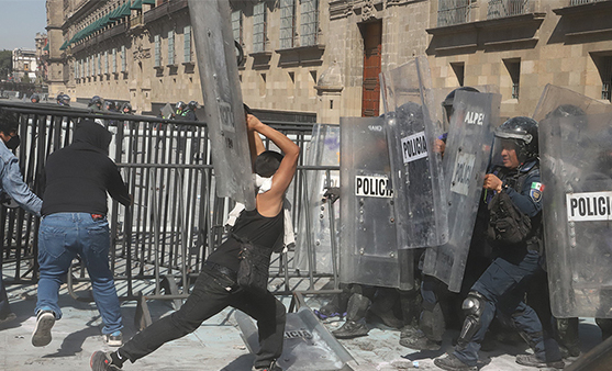 60 policías resultaron lesionados