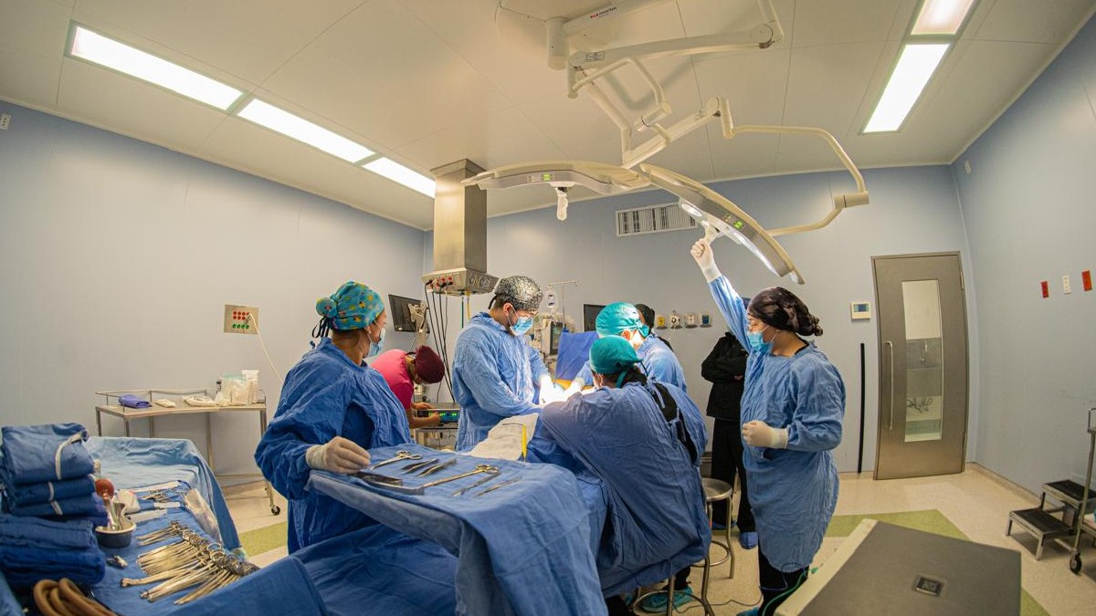 El procedimiento incluyó la colocación de un implante definitivo y un implante en la mama contralateral. Foto: Especial.