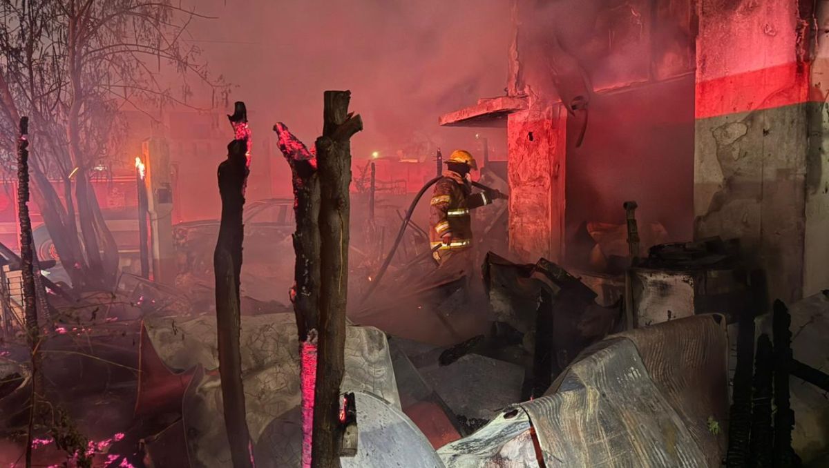 Al momento del siniestro, elementos de Protección Civil del Estado apoyaron a los bomberos en el combate | Especial