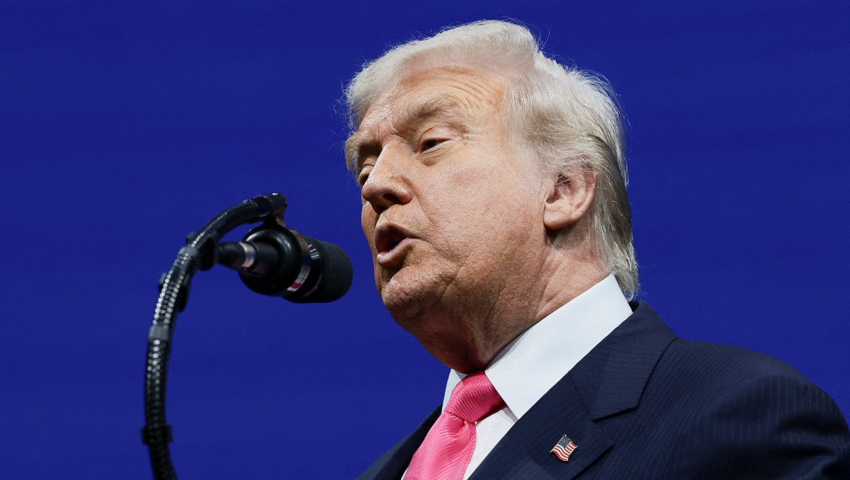 Trump firmó la moción tras meses de oponerse a que se publicara la información. | Reuters