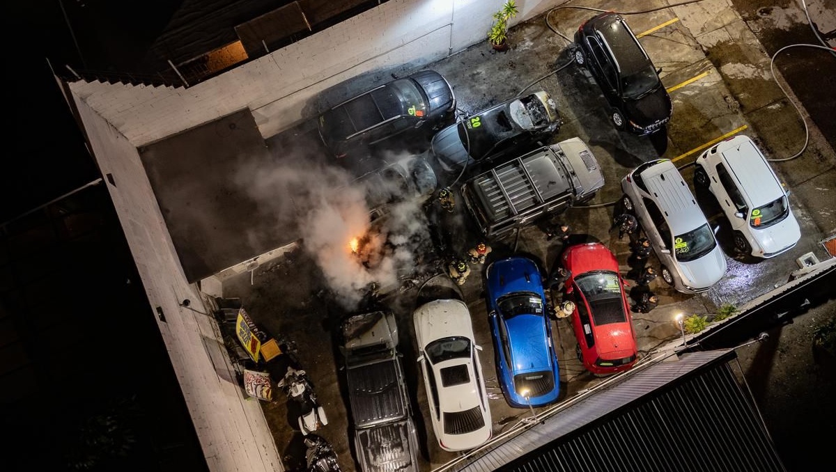 Varios autos del predio se incendiaron. | Especial