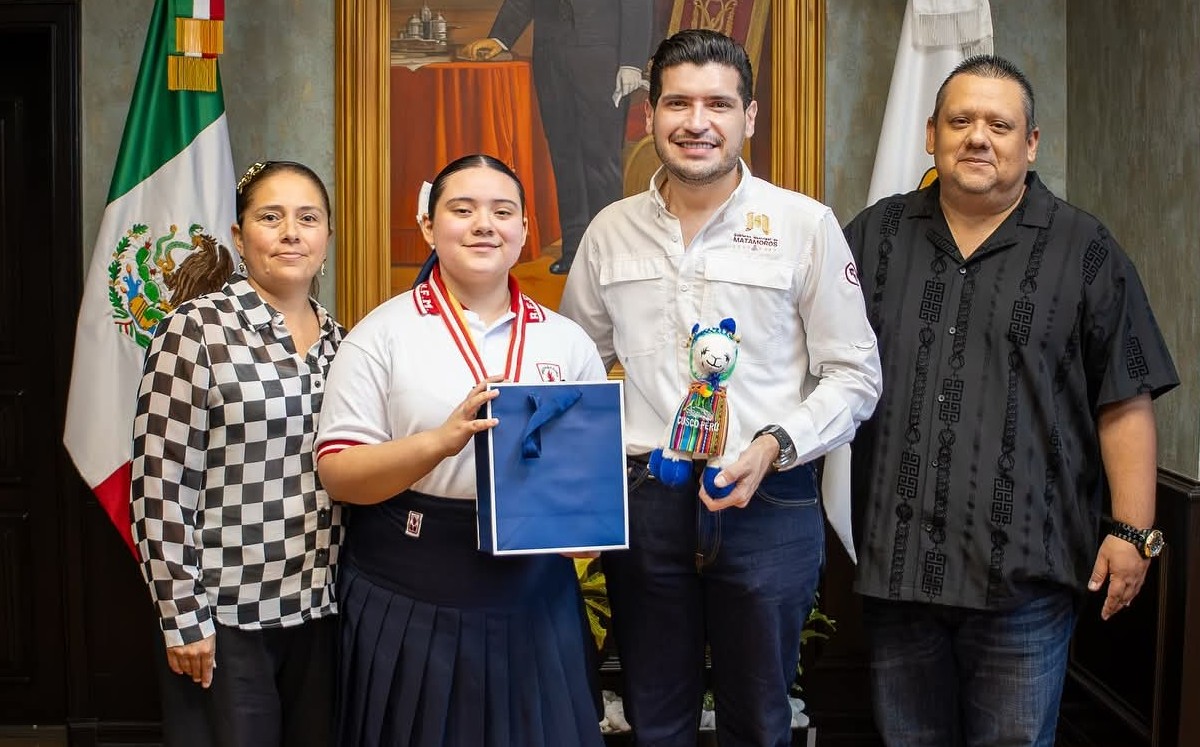 Alcalde Beto Granados recibe a la estudiante Vania Ocejo, ganadora internacional de oratoria. | Cortesía