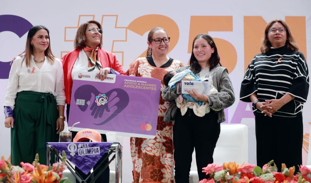 El apoyo busca que ninguna joven abandone sus estudios por estar embarazada o por ser madre. | Especial