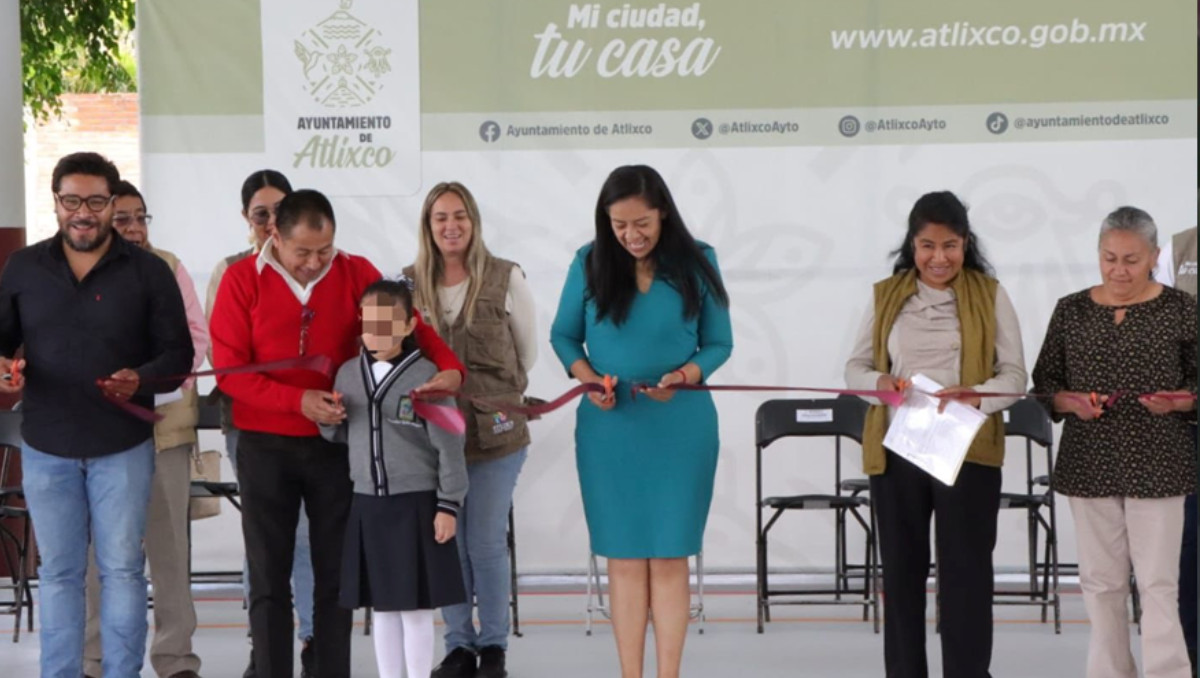 Ariadna Ayala entregó la rehabilitación de cancha escolar de Atlixco | Especial