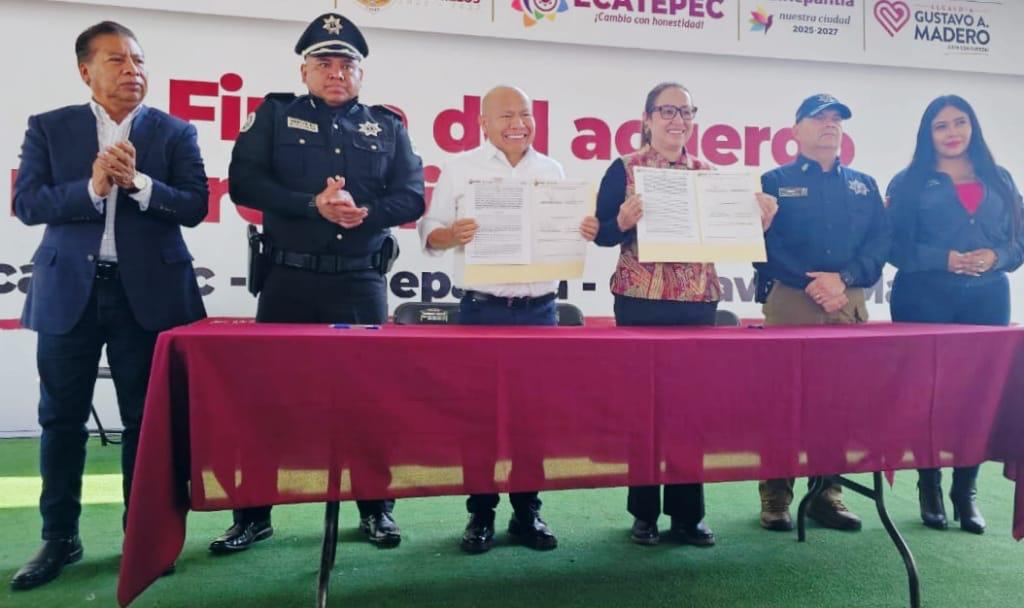 Azucena Cisneros y Raciel Pérez, durante la firma del convenio de seguridad y coordinación de operativos conjuntos. | Especial