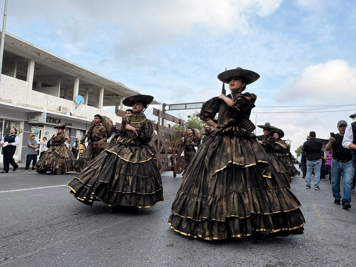 Desfile del 20 de noviembre en Nuevo Laredo | Foto: Martha Martinez en Facebook