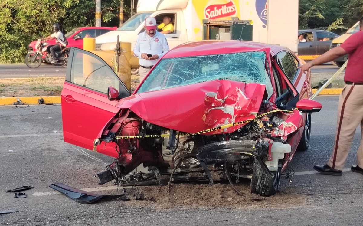 Dos hombres se estrellaron contra la contención de un registro de la CFE