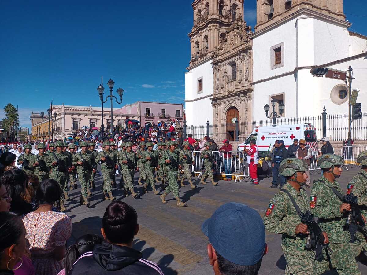En Durango capital, realizan desfile militar. (Gilberto Lastra)
