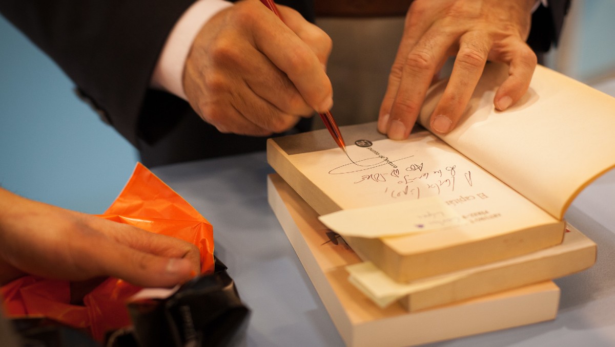 Firma de libros en la FIL Guadalajara | © FIL/MELINDA LLAMAS