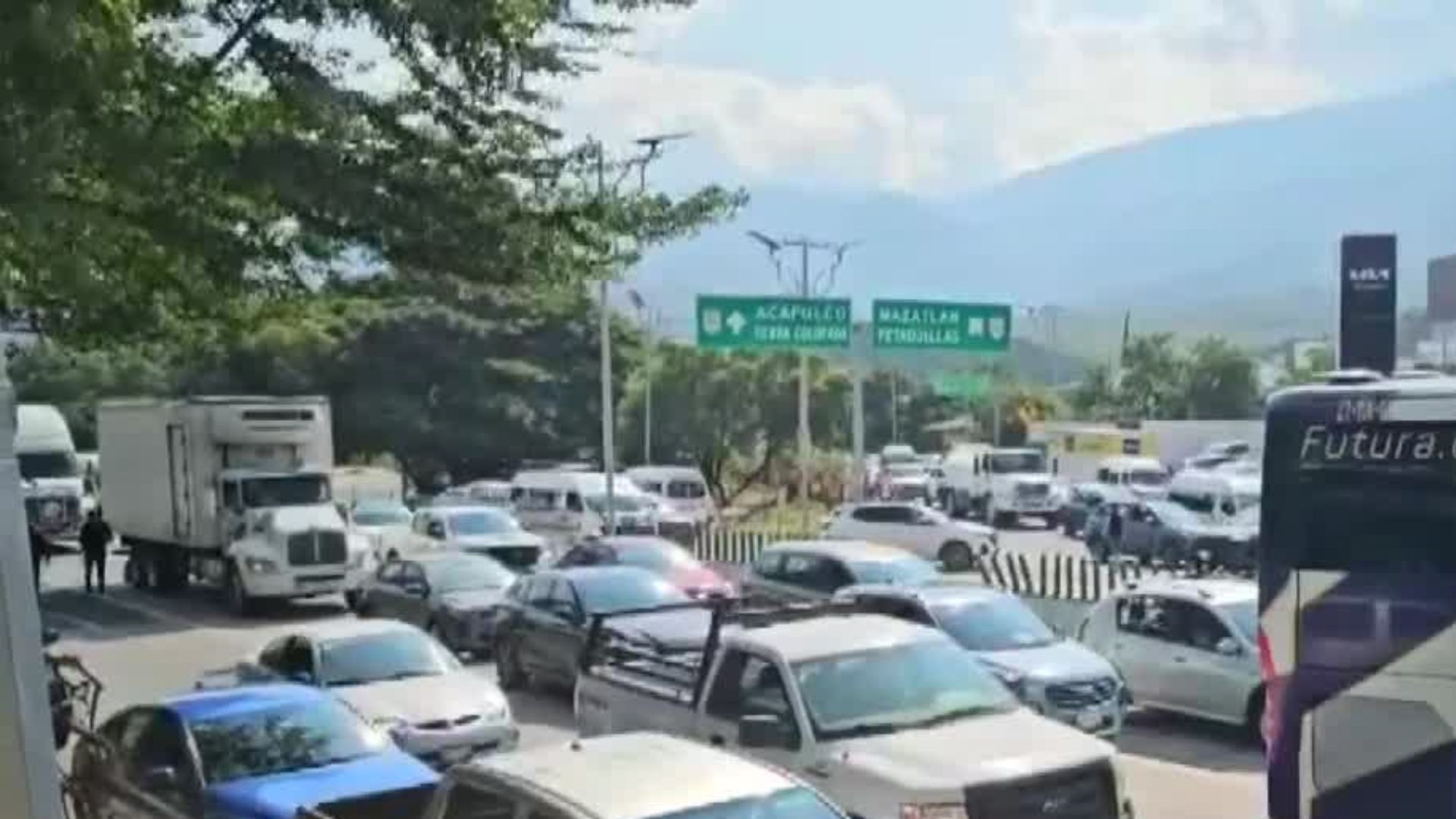 En Guerrero, normalistas bloquean la Autopista del Sol tras cancelación de la reunión con la IGIFE