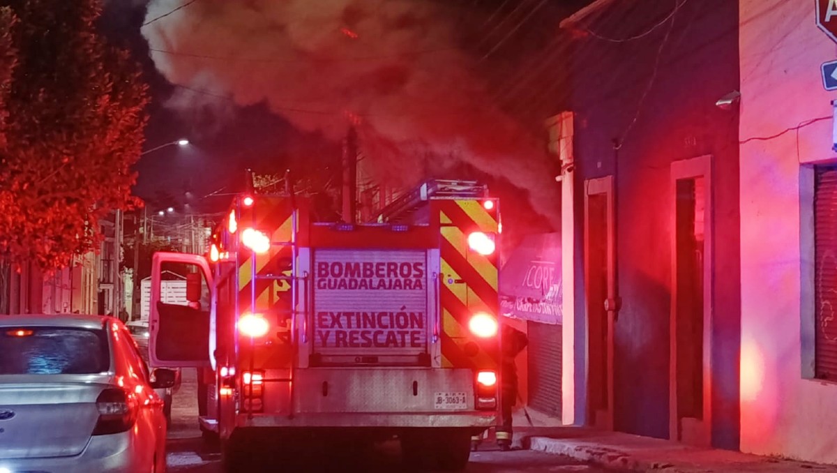 El humo alertó del fuerte incendio en Guadalajara  (Vicente Torres Alfaro)