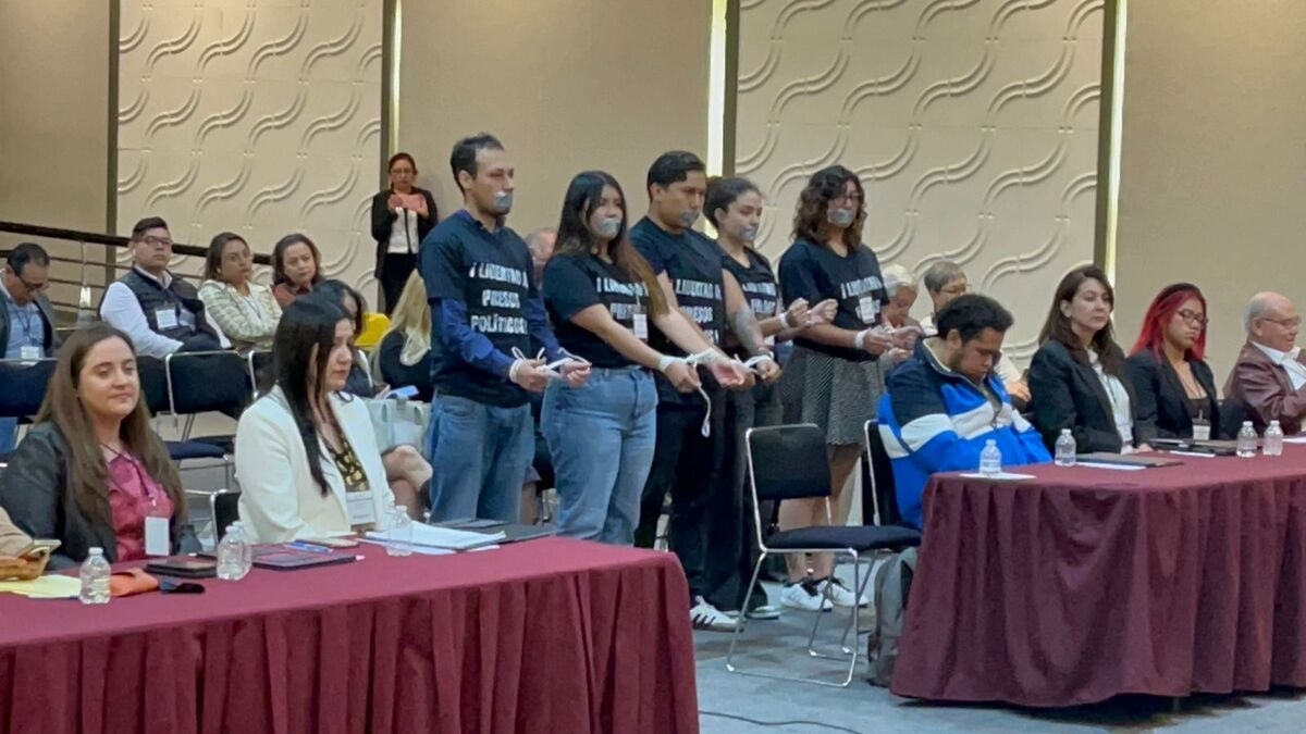 Jóvenes tenían la boca tapada con cinta, manos atadas y vestidos con una playera con la leyenda “Libertad a presos políticos”. | Especial