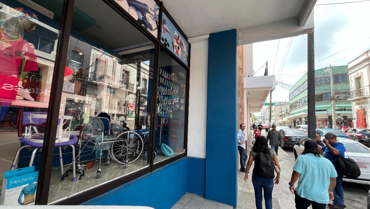 Lanzaron una piedra contra el cristal de un negocio en el centro de Tampico. (Yazmín Sánchez)