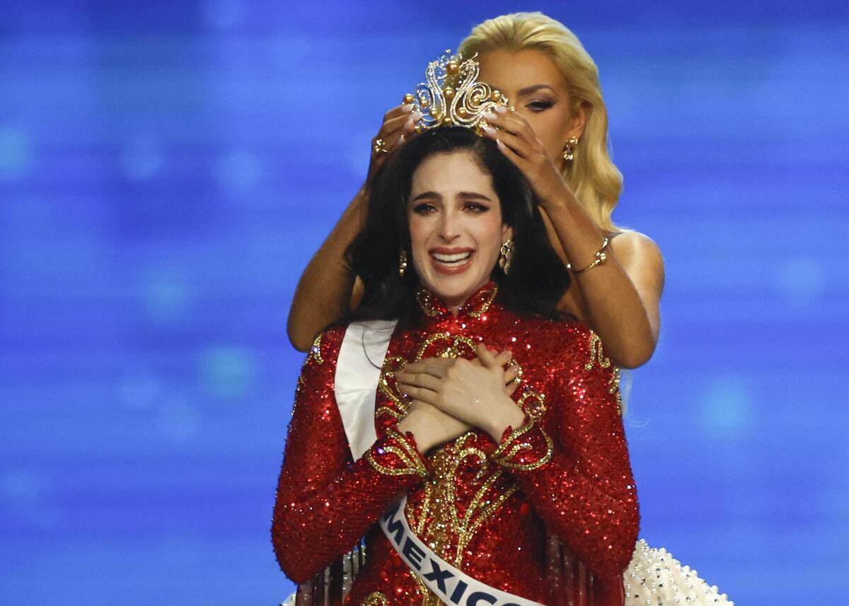 Miss México, Fátima Bosch, reacciona al ser coronada Miss Universo 2025 por Victoria Kjaer Theilvig | EFE