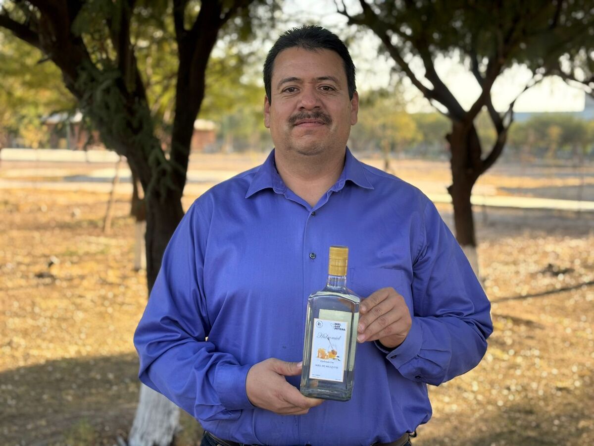 Pedro Sifuentes, apicultor que lleva una década dedicada a la producción del 'vino de miel'.| Cristian Morúa