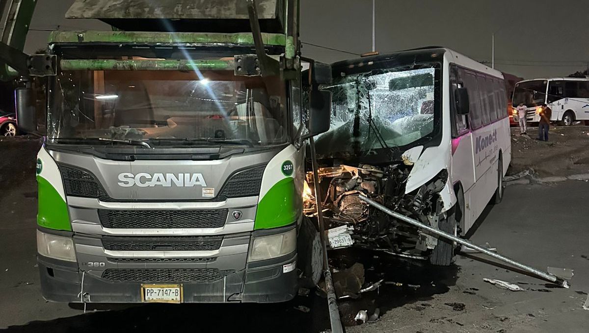 Presuntamente el conductor del transporte de personal perdió el control. Édgar Plata