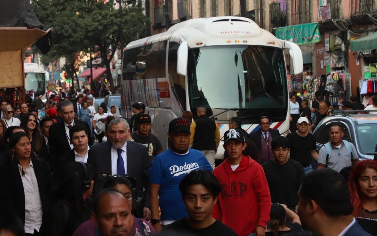 Sheinbaum se reúne con legisladores en Palacio Nacional