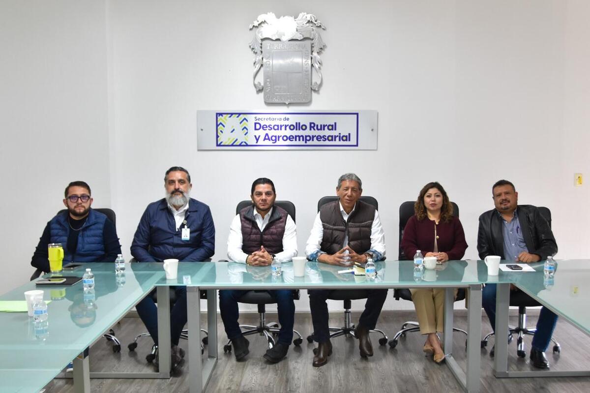 Teresa Jiménez durante reunión junto a funcionarios de Sedrae, Conagua, Sader y CFE para facilitar trámites a productores agrícolas. | Especial
