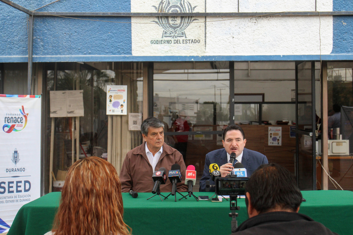 El titular de la SEED, Guillermo Adame Calderón y el el subsecretario de Educación, Ulises Adame de León.