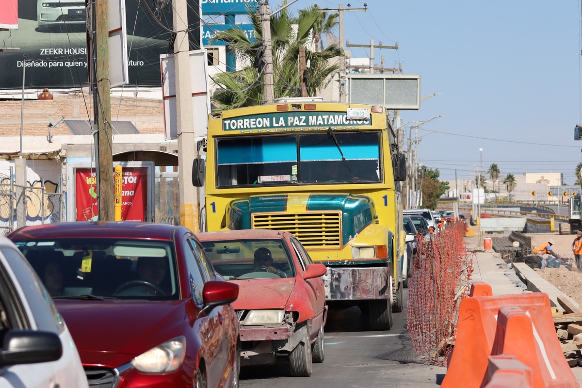 En Torreón, redireccionan rutas por obras del Abastos–Independencia. (Verónica Rivera)