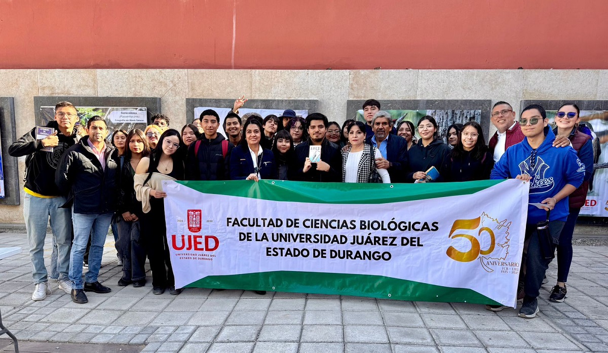 Alumnos de FCB-UJED acompañaron al egresado en su presentación. (cortesía)