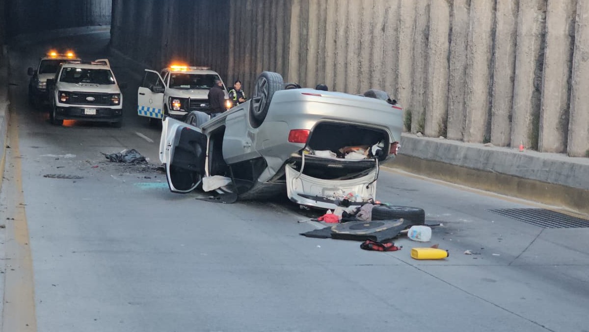 El auto quedó con las llantas arriba sobre López Mateos y Periférico (Juan Carlos Munguía)