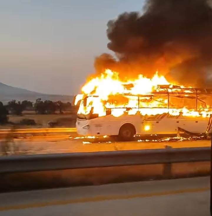 Autobús de pasajeros se incendia en el Arco Norte. (Cortesía)