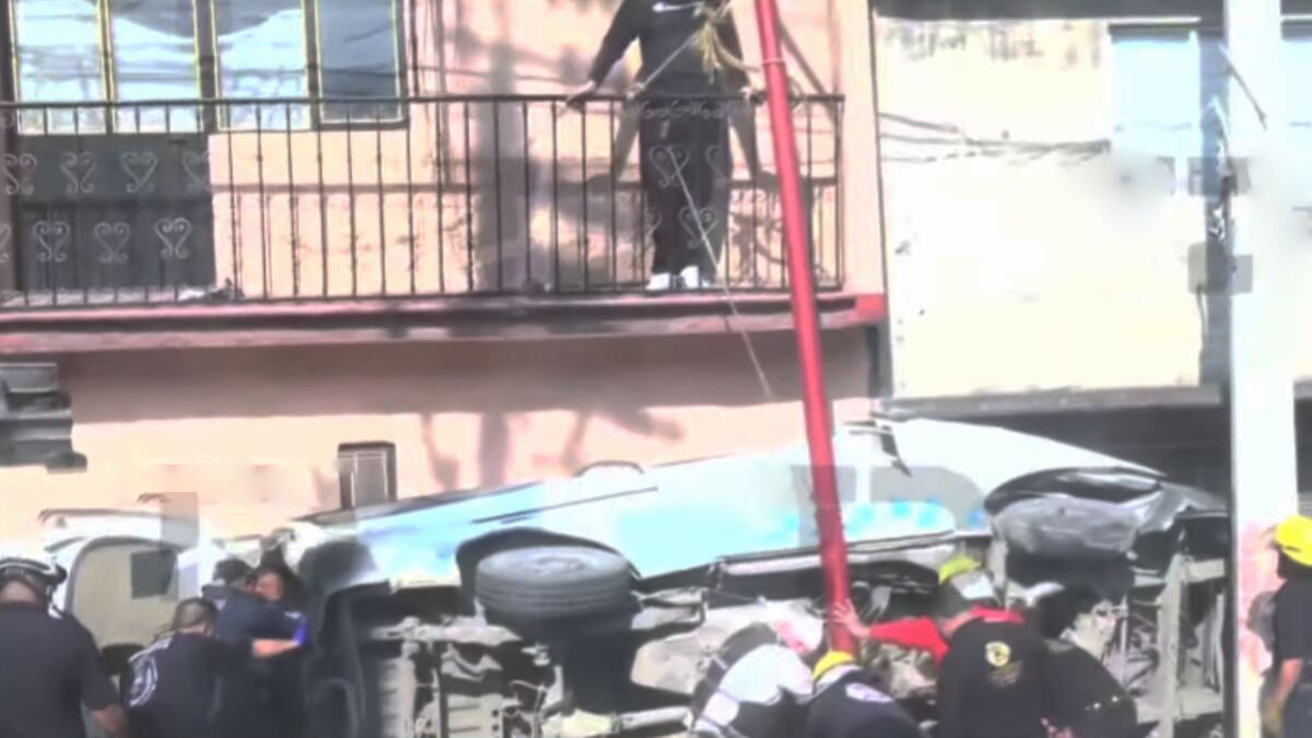 Cuerpos de emergencia trabajan en el rescate del chofer. | Especial