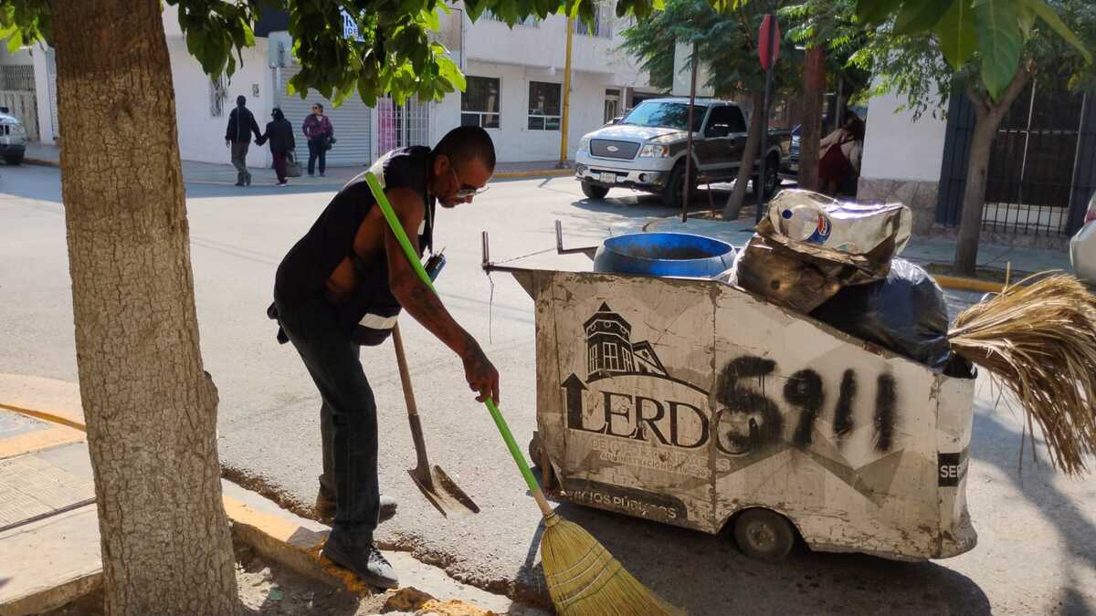 Damián Vitela es un trabajador de confianza de la Dirección de Servicios Públicos en Lerdo y tiene laborando cinco años. | Luis Alatorre