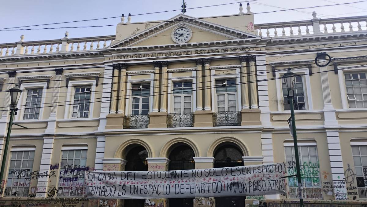 E Edificio Histórico de Rectoría ya estaba en resguardo de elementos de Protección Universitaria. Foto: Bernardo Jasso