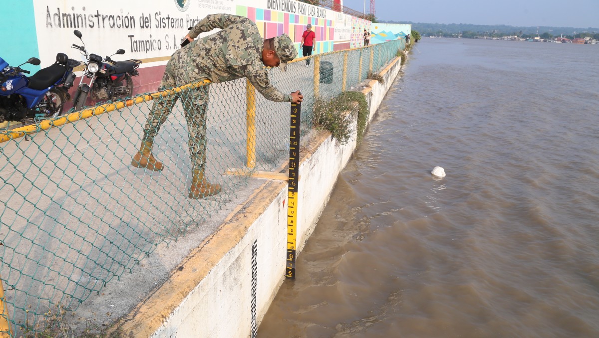 Elementos del Ejército mexicano miden los niveles del Río Pánuco. (Yazmín Sanchez)