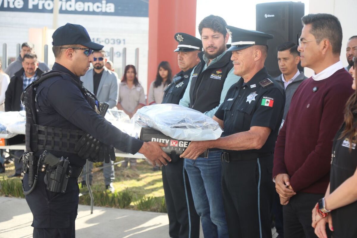 Entregan uniformes a elementos de la Secretaría de Seguridad Pública y Tránsito. (Cortesía)
