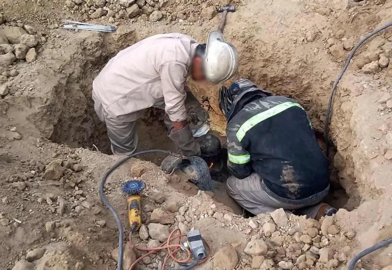 Personal de Pemex desinstala una toma clandestina ubicada en el kilómetro 75+700 del ducto Salamanca-Morelia. | Especial