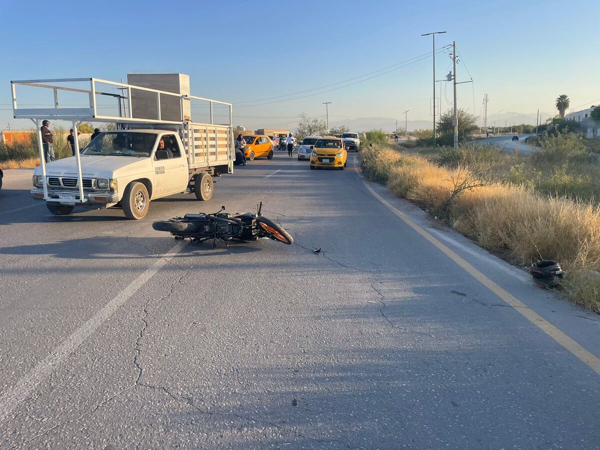 Tránsitos de Torreón dan primeros auxilios a mujeres tras accidente. (Milenio Policía)