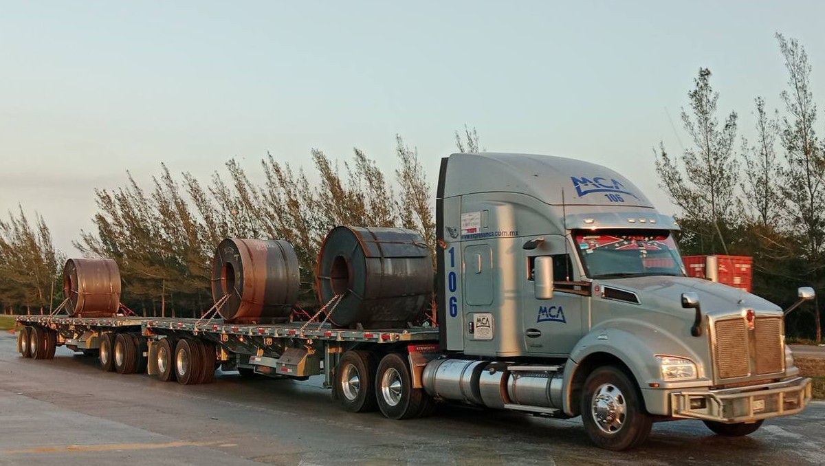 Transportación de acero desde el puerto de Altamira.