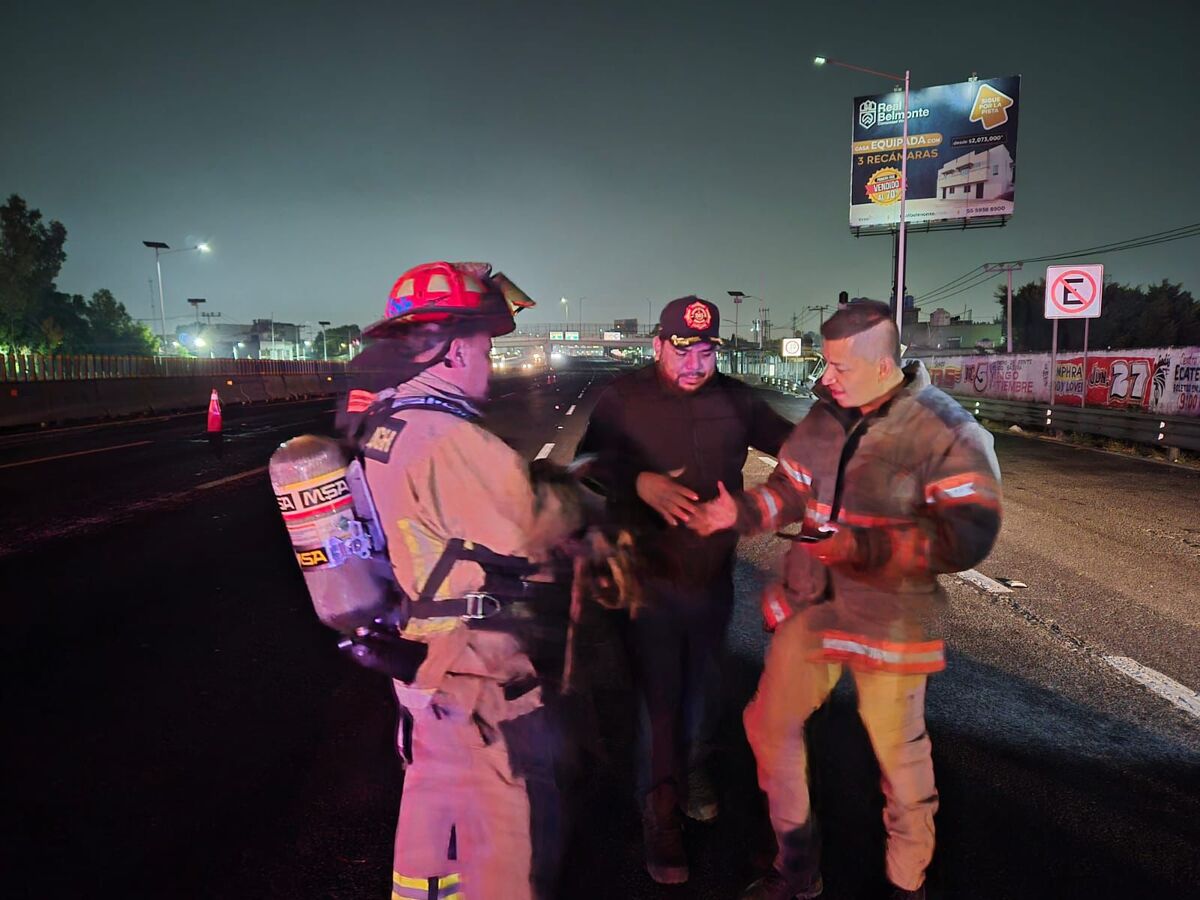 Volcadura de pipa en la autopista México-Pachuca provoca la evacuación de 50 personas. | Especial