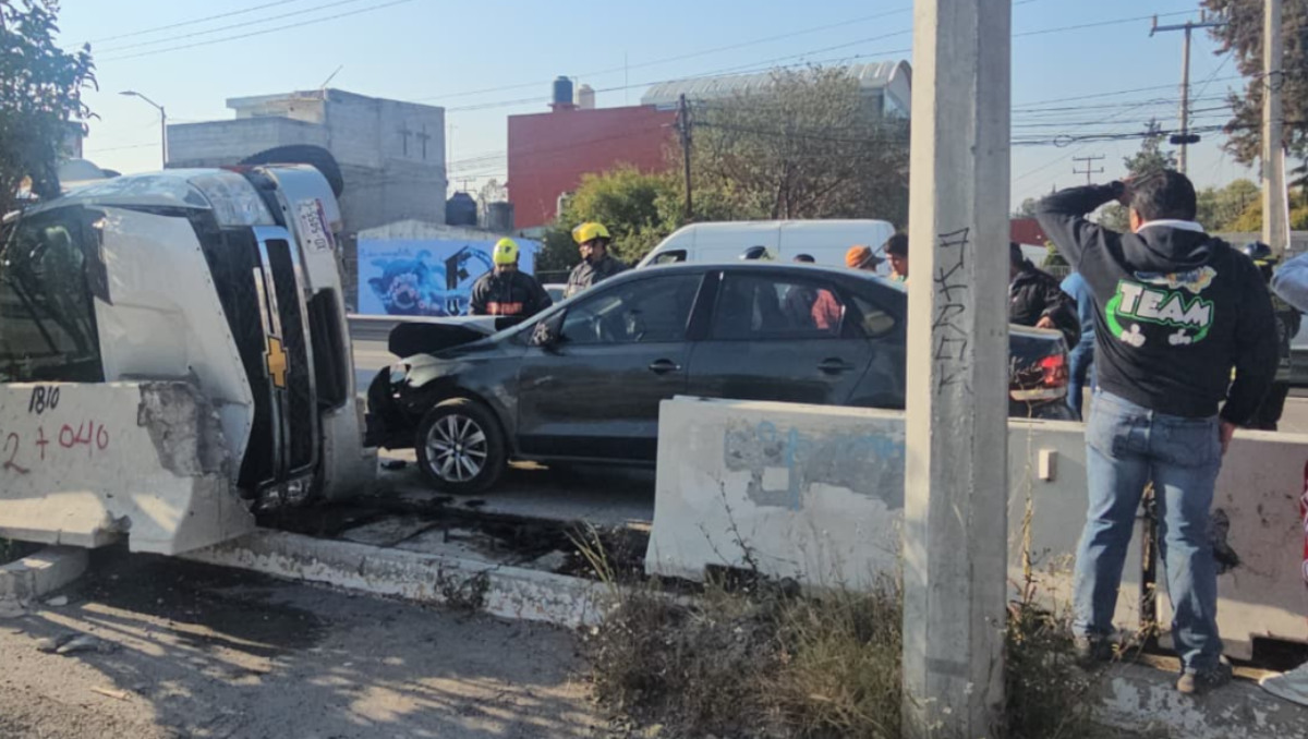 Vuelca camioneta con cilindros de gas en Periférico Ecológico, Puebla | Especial