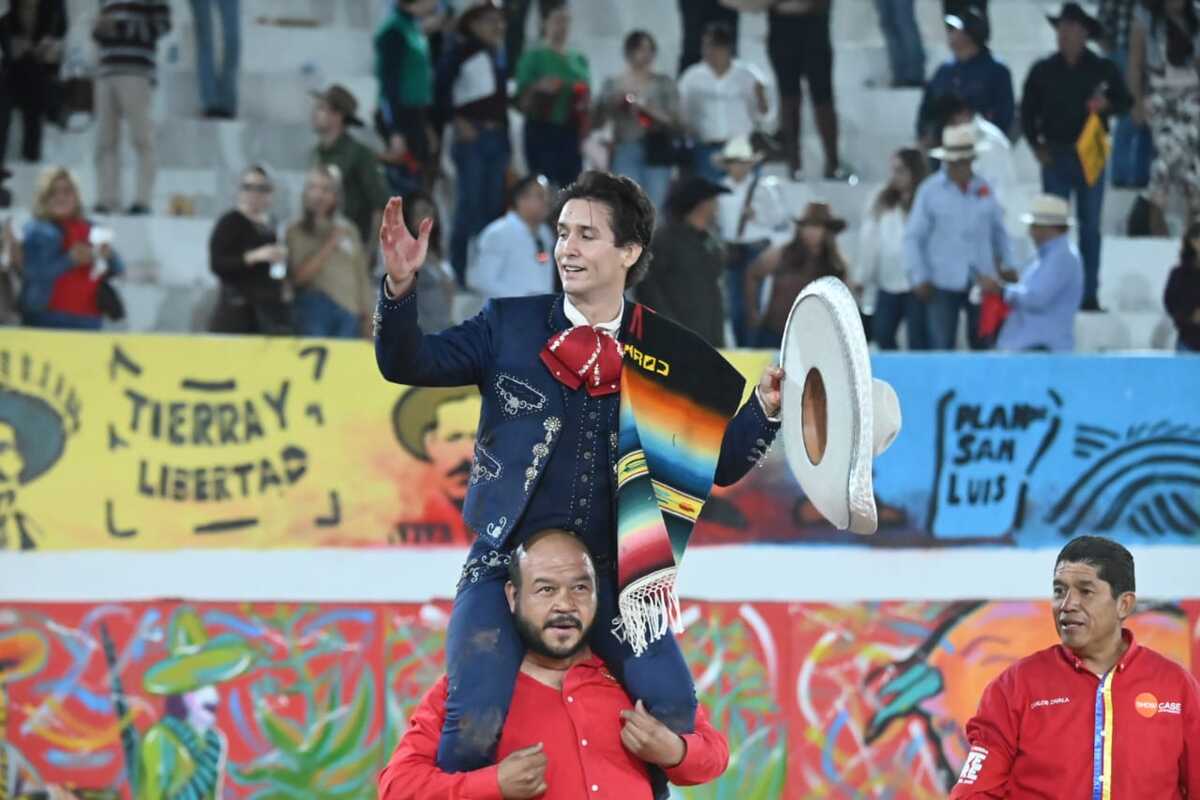 Arturo Gilio obtuvo dos orejas en su primer toro, “Revolucionario”. | Roberto Amaya