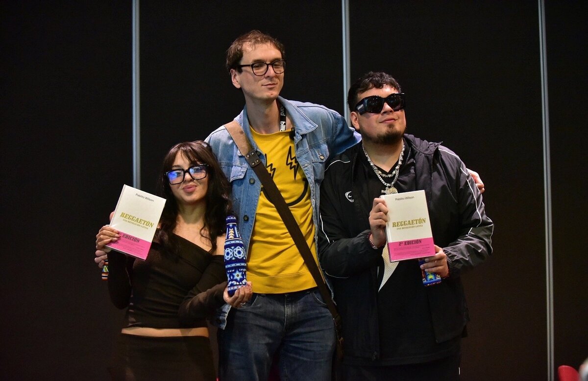 El autor del libro, Pablo Wilson, y Cachirula y Loojan en la presentación del libro / Especial