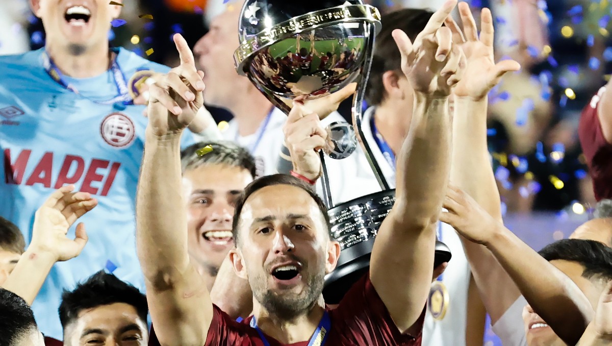 Carlos Izquierdoz, uno de los cinco ex Liga MX que ganaron la Copa Sudamericana con Lanus (EFE)