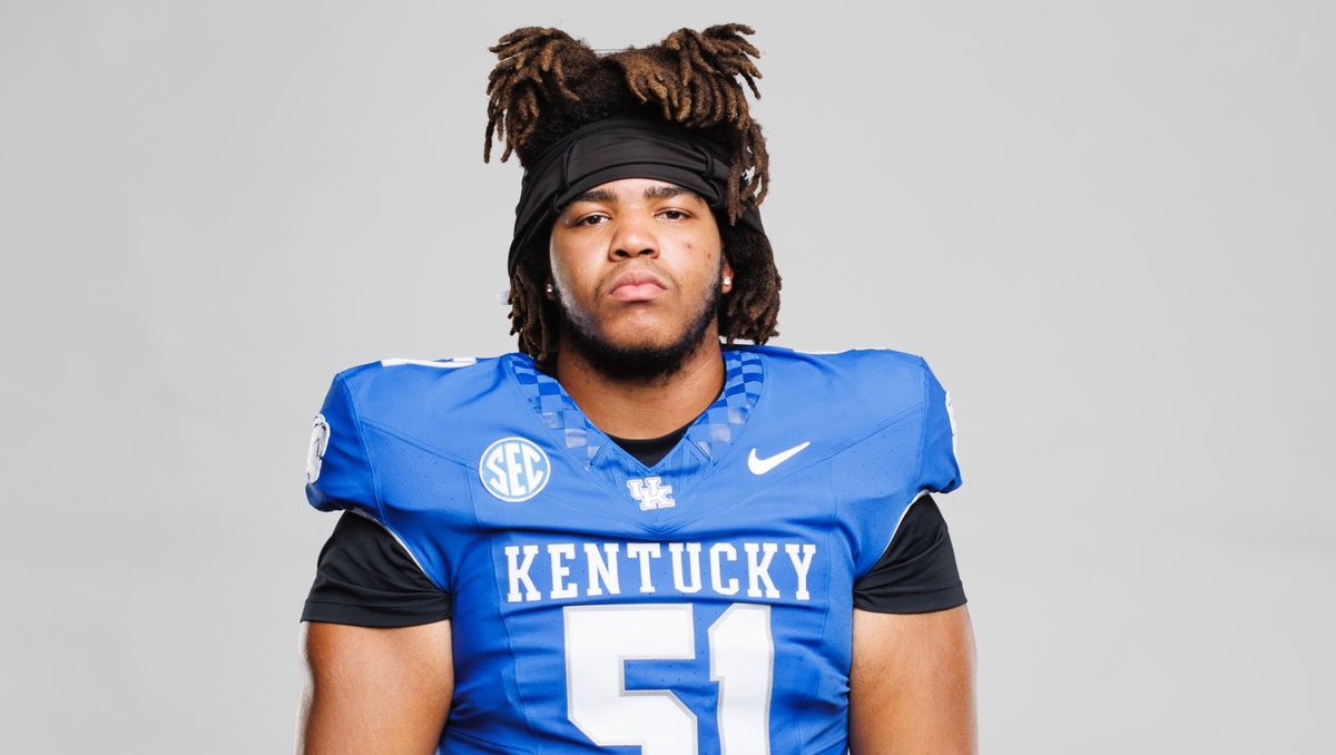 Un jugador de futbol americano colegial es acusado de apuñalar a dos compañeros antes de un partido