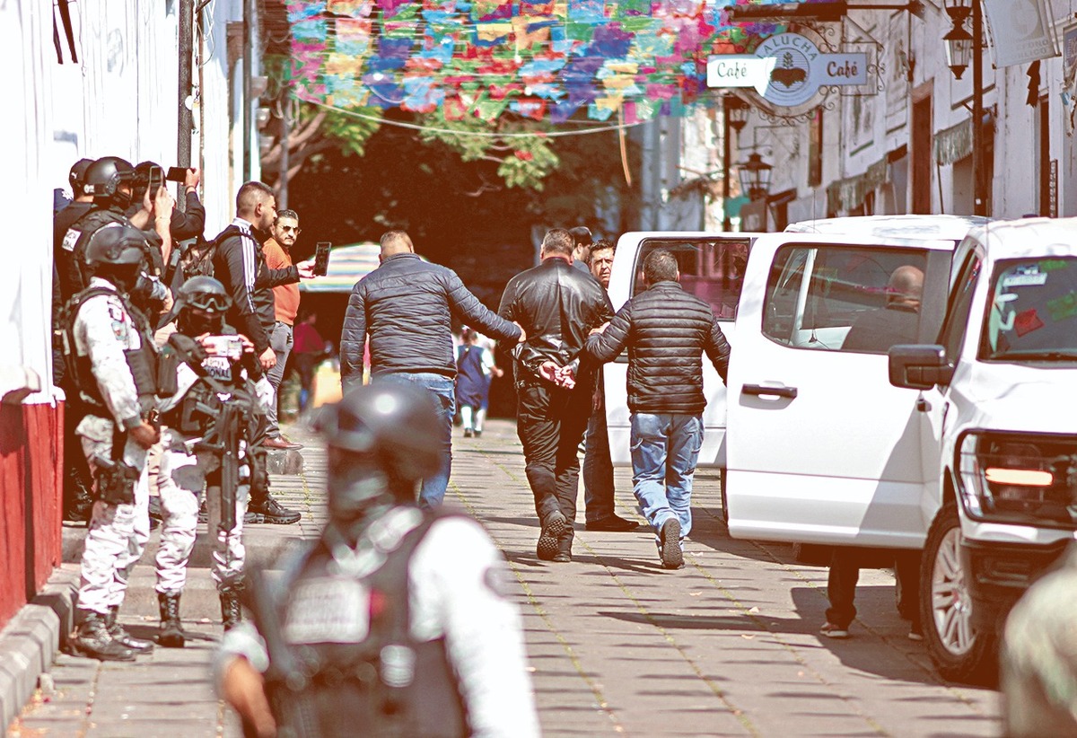 La detención de los funcionarios ocurrió en las inmediaciones de la Casa de Cultura en medio de un fuerte despliegue militar. AP