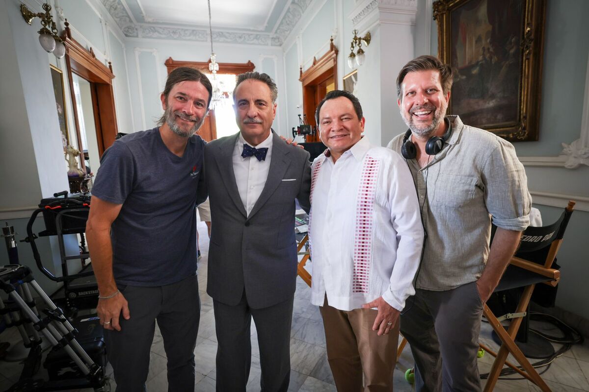 El gobernador sostuvo una conversación detallada sobre el avance de la película y las condiciones de trabajo en las locaciones yucatecas.