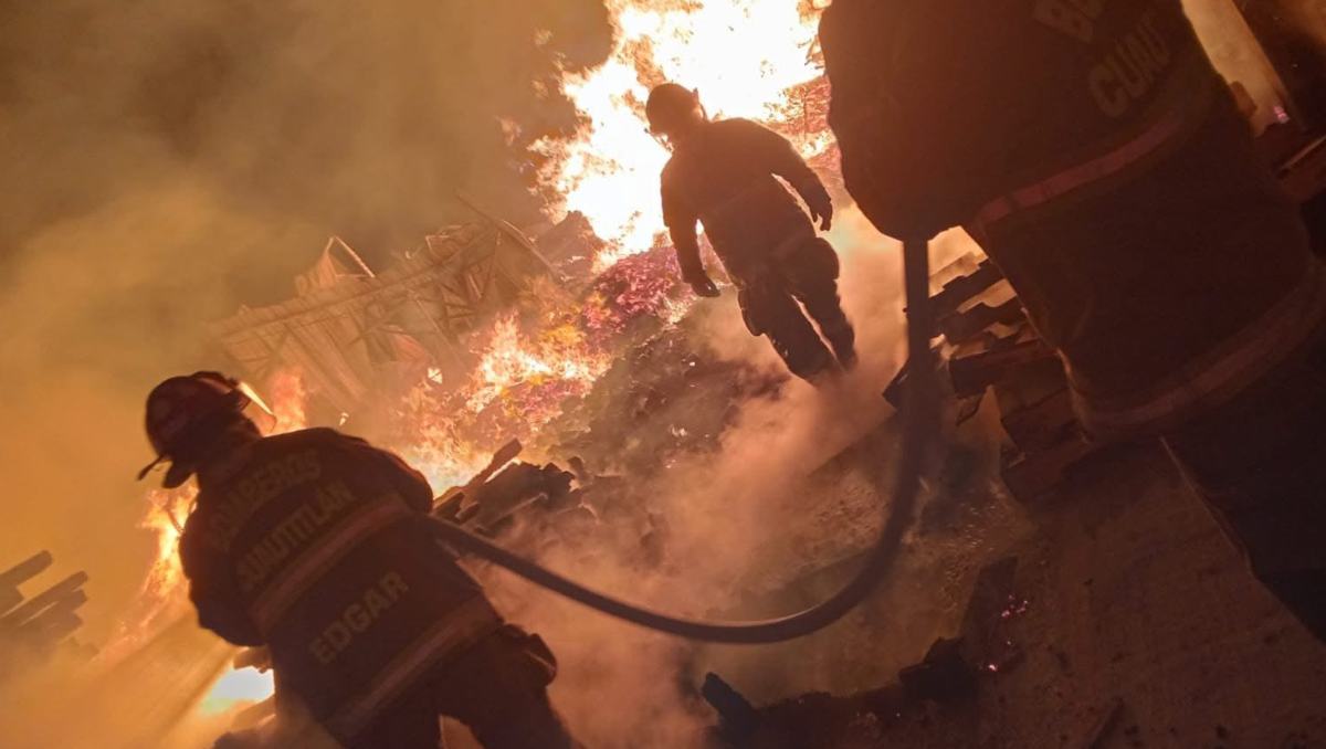 Un incendio en una empresa de tarimas en Cuautitlán movilizó a cuerpos de emergencia durante la madrugada del sábado. Foto: Jorge Becerril