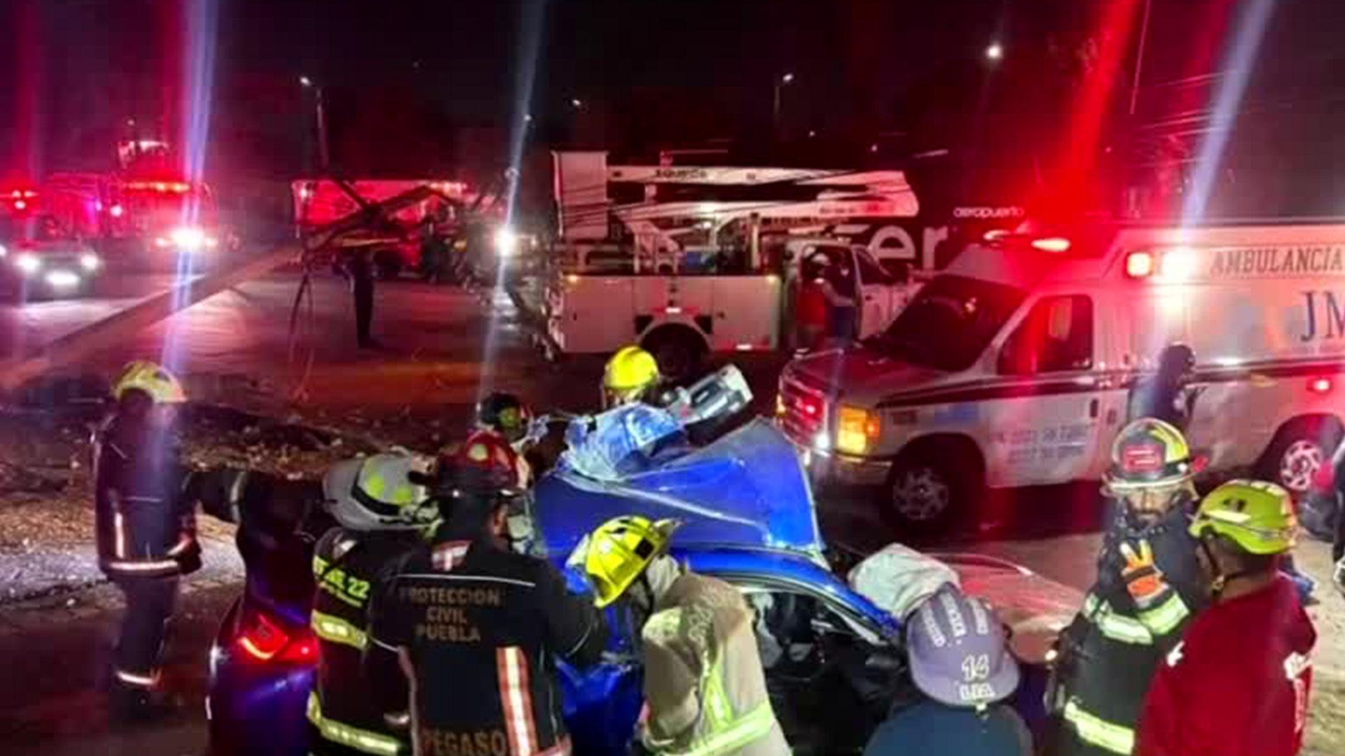 Mueren dos jóvenes tras chocar en una carrera ilegal en la Vía Atlixcáyotl, Puebla