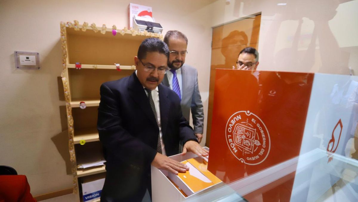 Representantes del Gobierno estatal entregaron el proyecto en el Congreso. Roberto Alanís